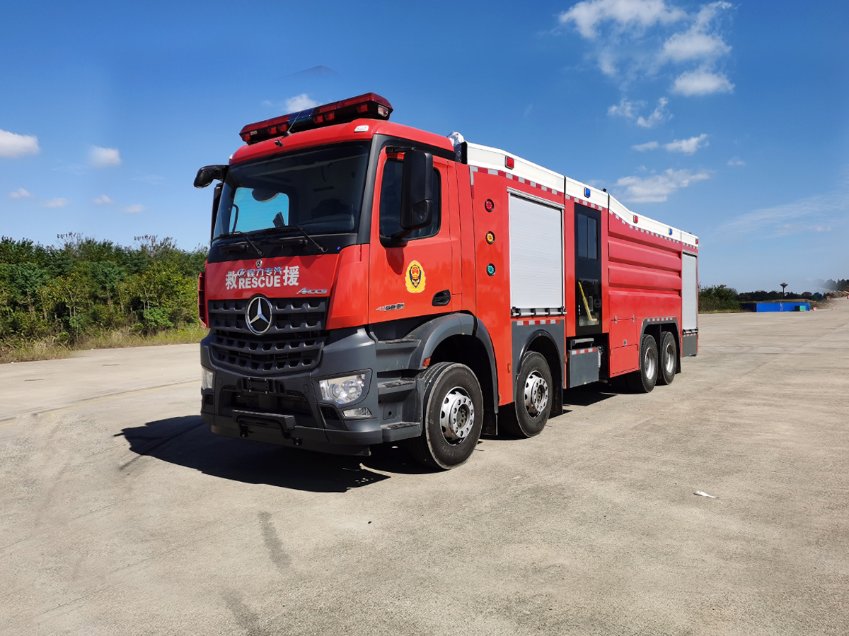 奔驰前四后八泡沫消防车
